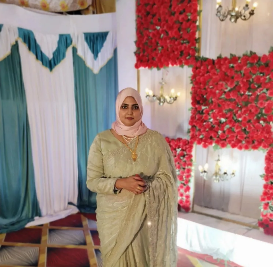 Divorcee Gazala Firdose HT250630289